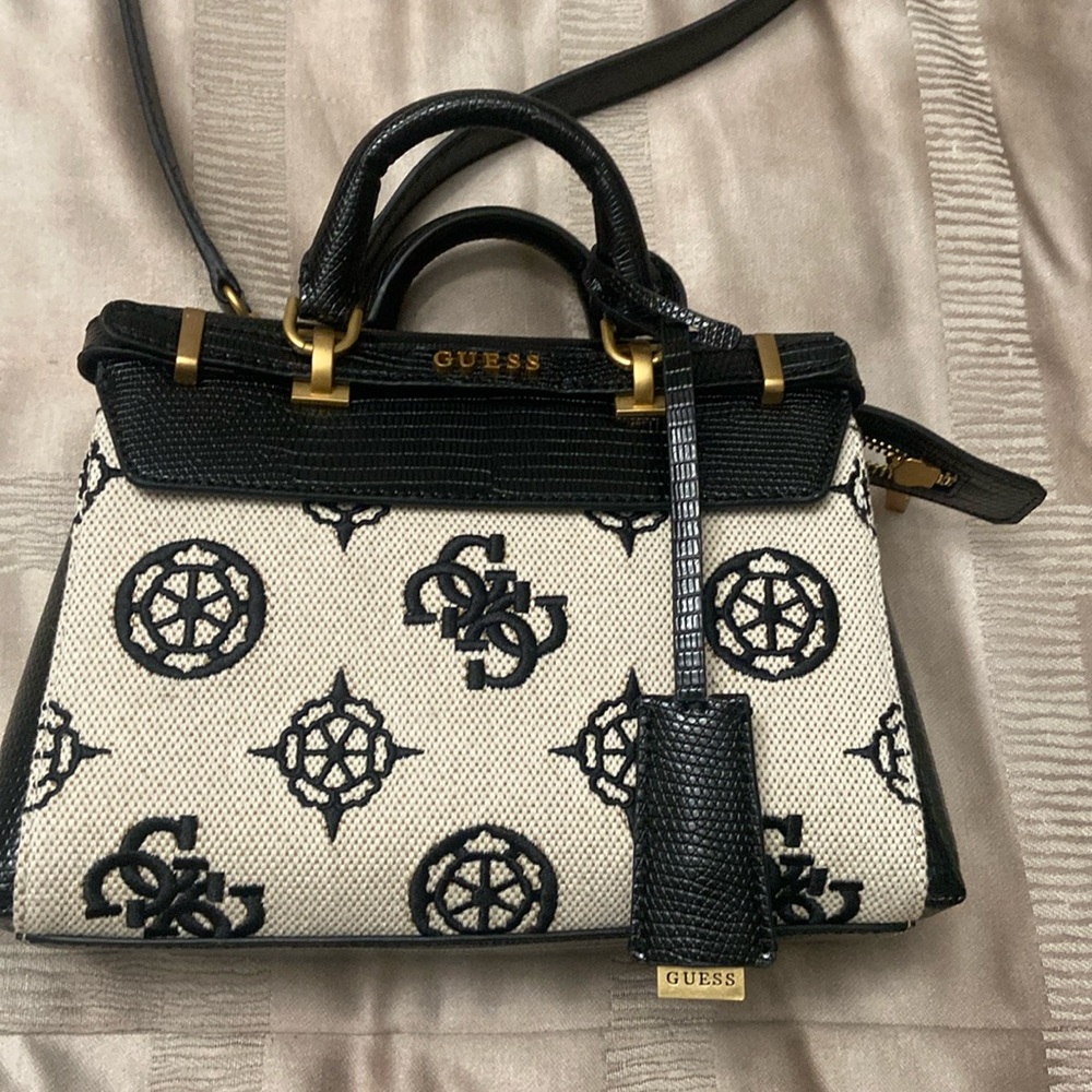 Guess bag. Carried a few times. Dust bag not available. Tote or shoulder bag